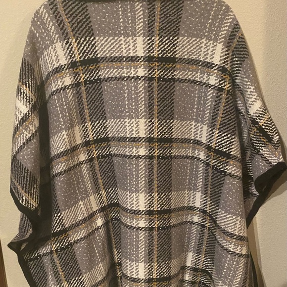 Tahari Plaid Poncho. - Picture 5 of 7